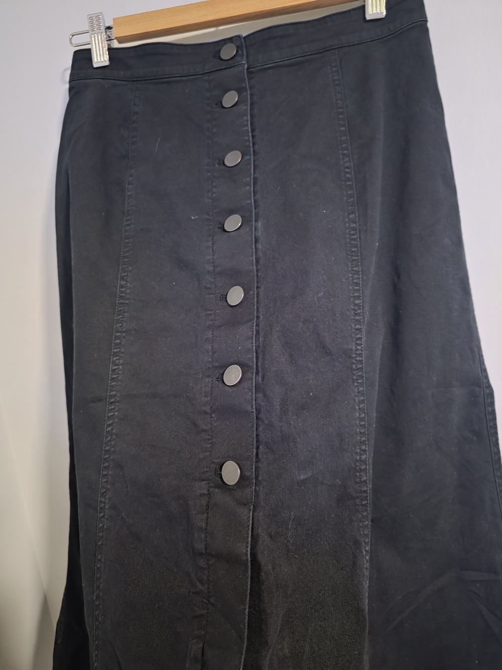 Uniqlo Black A-Line Skirt Women’s Size 6 Button Front Midi Cotton Stretch - Picture 4 of 8